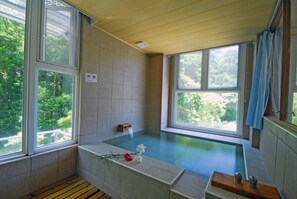 Phòng 4, quang cảnh núi (DA) | Phòng tắm | Bồn tắm nước khoáng, vòi sen phun mưa, đồ dùng nhà tắm miễn phí 