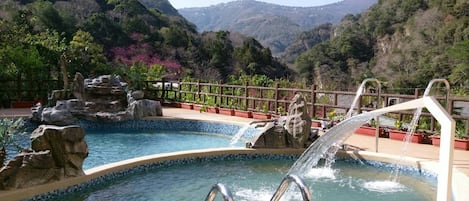 室外泳池;15:30 至 21:30 開放;泳池傘