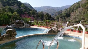 Piscine extérieure, parasols de plage