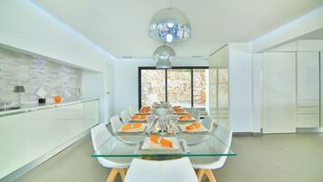 Stovetop, dishwasher, cookware/dishes/utensils