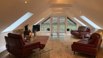 40-inch Smart TV with satellite channels, TV, Netflix