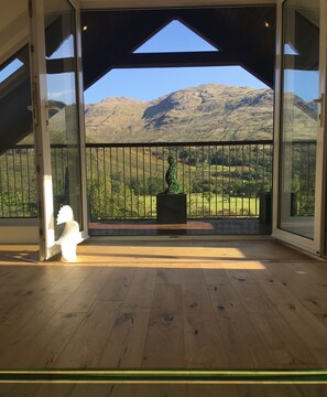 40-inch Smart TV with satellite channels, TV, Netflix