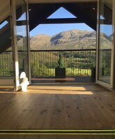 40-inch Smart TV with satellite channels, TV, Netflix