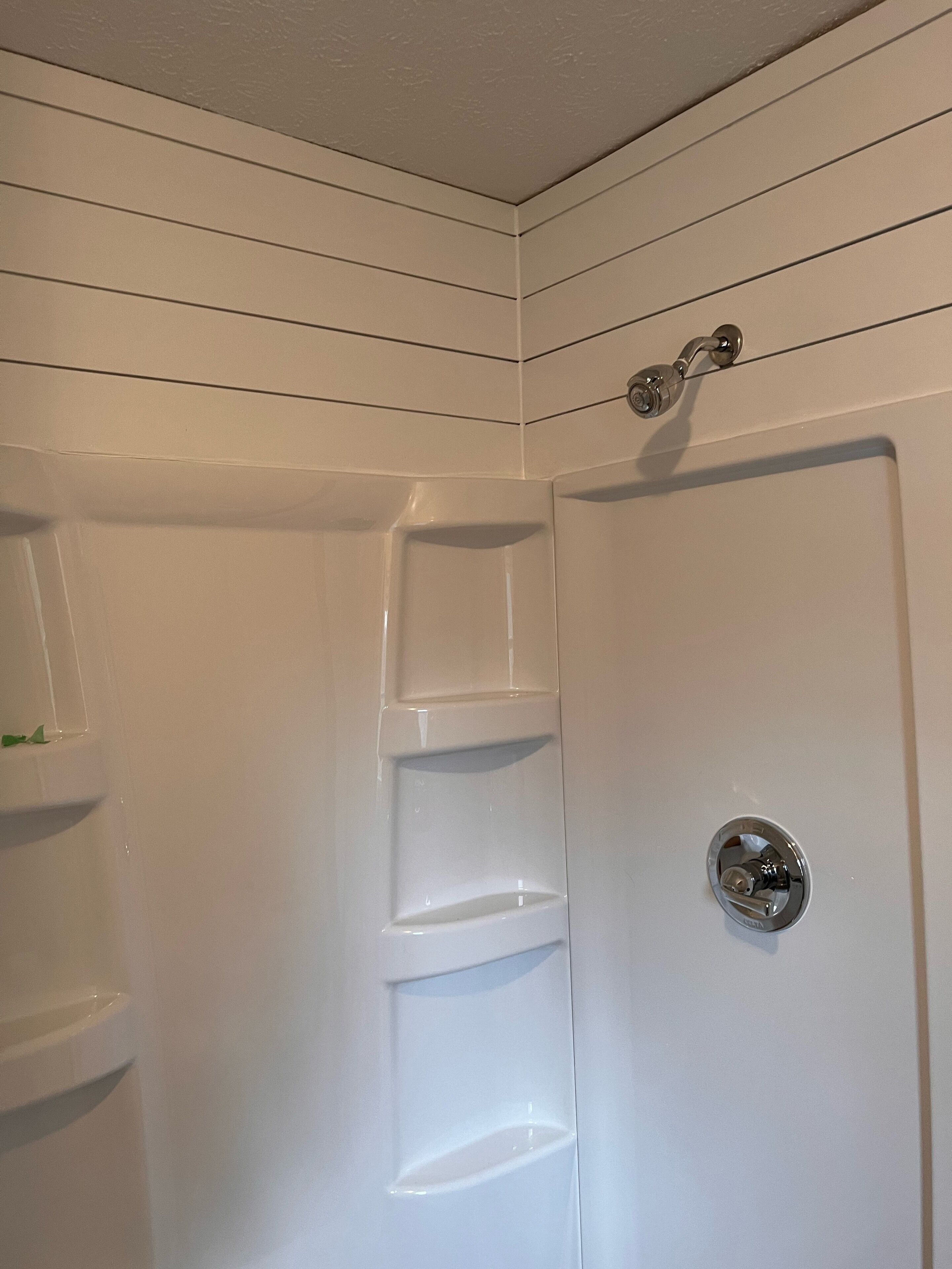 Chuveiro, secador de cabelo, toalhas de banho, papel higiênico