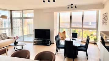 Deluxe-Apartment, 2 Schlafzimmer | Wohnbereich | 60-Zoll-Smart-TV mit Kabelempfang, Fernseher