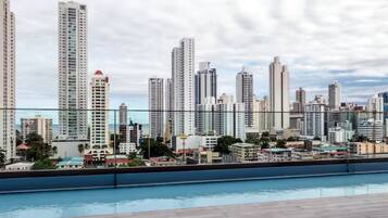 Una piscina al aire libre, una piscina en la azotea