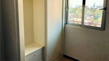 Apartamento Deluxe, 2 habitaciones | 2 dormitorios, cortinas opacas, tabla de planchar con plancha