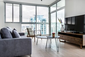 Appartement Deluxe, 2 chambres | Salle de séjour | Téléviseur connecté de 60 po avec télévision par câble, téléviseur