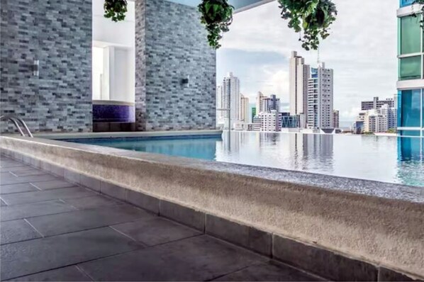 Una piscina al aire libre