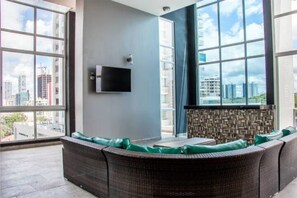 Apartamento Deluxe, 1 habitación | Zona de estar del vestíbulo