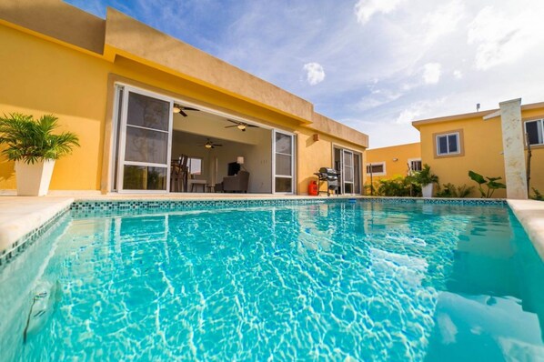 Outdoor pool, pool loungers - Coco Bohio, Villas in Sosua, Casa Linda (Sosúa)