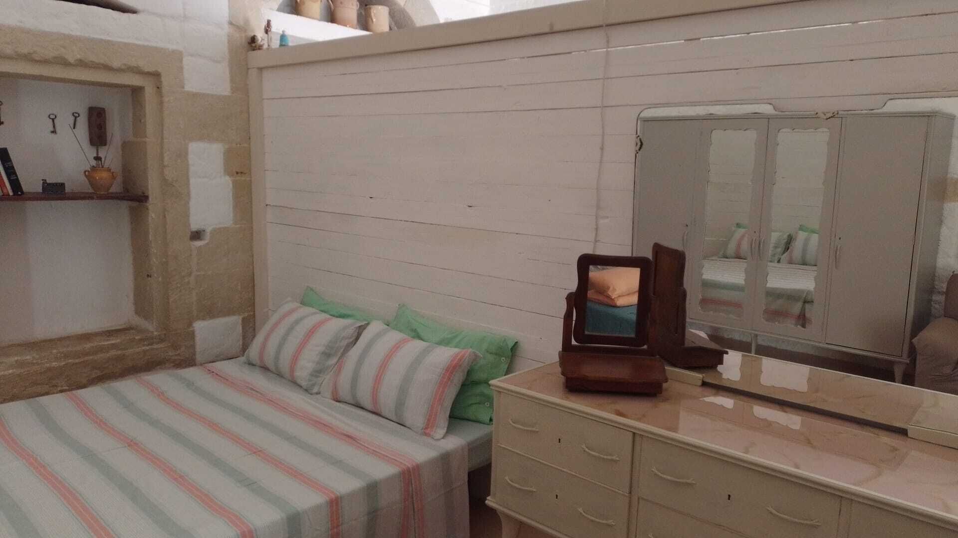 3 dormitorios, tabla de planchar con plancha, ropa de cama