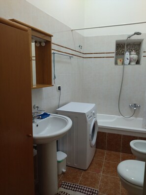 Ensemble douche/baignoire, sèche-cheveux, bidet, serviettes fournies