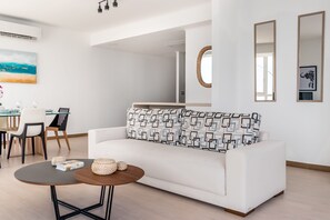 Lägenhet Deluxe - 2 sovrum | Vardagsrum | 60-tums smart-tv med digitalkanaler och tv