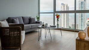 Apartamento Deluxe, 3 habitaciones | Zona de estar | Smart TV de 60 pulgadas con canales por cable, una televisión