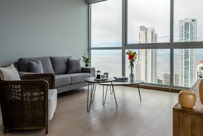 Deluxe-Apartment, 3 Schlafzimmer | Wohnbereich | 60-Zoll-Smart-TV mit Kabelempfang, Fernseher