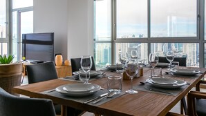 Apartamento Deluxe, 3 habitaciones | Zona de estar | Smart TV de 60 pulgadas con canales por cable, una televisión