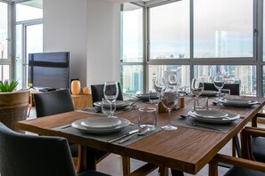 Deluxe-Apartment, 3 Schlafzimmer | Wohnbereich | 60-Zoll-Smart-TV mit Kabelempfang, Fernseher