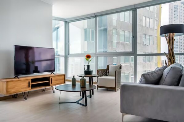 Deluxe appartement, 3 slaapkamers | Woonruimte | Een 60-inch smart-tv met kabelzenders en een televisie