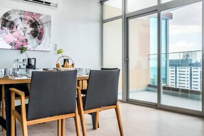 Departamento Deluxe, 3 habitaciones | Comedor