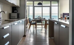 Deluxe Apartment, 3 Bedrooms | Private kitchenette | Full-sized fridge, microwave, oven, dishwasher - Gorgeous Apartment Ocean View (Panama City)