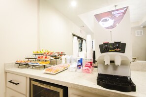 فطور أوروبي مجانًا يوميًا