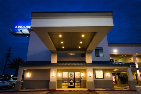 Fachada de la propiedad por la tarde o noche