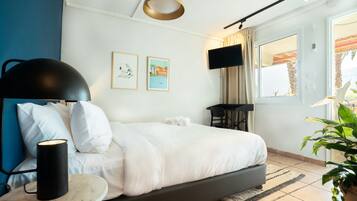 Hypo-allergenic bedding, blackout curtains, free WiFi, bed sheets
