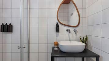 Doccia, asciugamani, sapone, shampoo