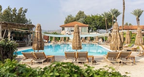 Una piscina al aire libre de temporada