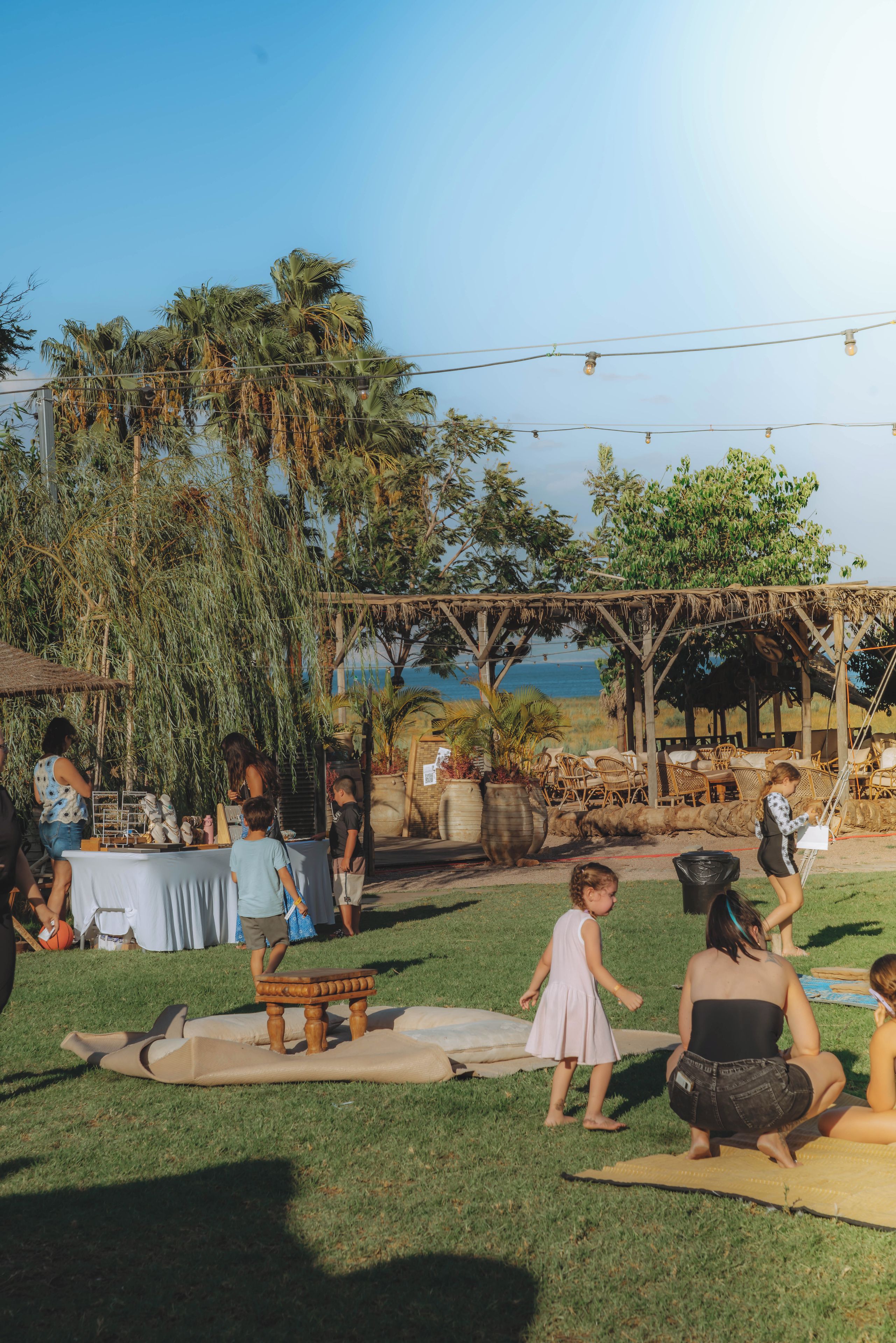 Un événement en plein air avec des tables, des chaises et des participants.