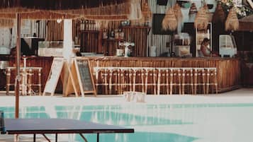 Bar à beira da piscina