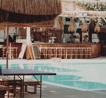 Bar junto a la piscina