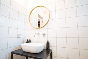 Pancuran mandi, tuala disediakan 