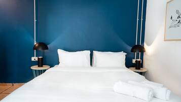 Hypo-allergenic bedding, blackout curtains, free WiFi, bed sheets