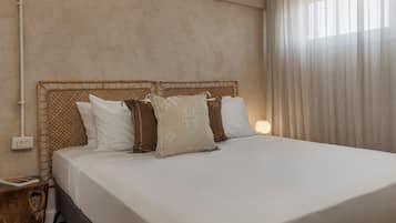 Roupas de cama antialérgicas, escrivaninha, cortinas blackout