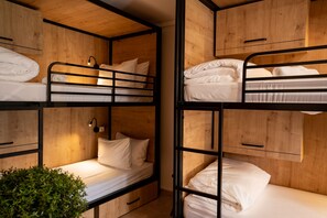 Bed in 6-Bed Dormitory Room | Allergikerbettwaren, Verdunkelungsvorhänge, kostenloses WLAN, Bettwäsche