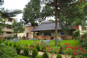 3 restaurants, breakfast, lunch served; local and international cuisine - Hillside Hotel (Njombe)