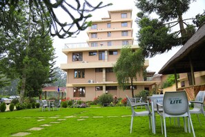 3 restaurants, breakfast, lunch served; local and international cuisine - Hillside Hotel (Njombe)