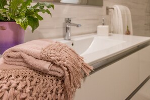 Een douche, een haardroger, een bidet, handdoeken