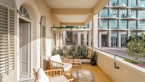 Gutman Terrace | Ropa de cama de alta calidad, camas con efecto memoria y escritorio 