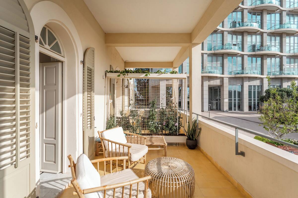 Gutman Terrace | 고급 침구, 메모리폼 침대, 책상, 노트북 작업 공간