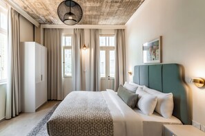 Artist Balcony | 高档床上用品、记忆海绵床垫、办公桌、笔记本电脑工作区