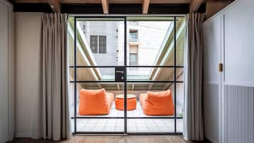 Gutman Balcony | Ylelliset vuodevaatteet, memory foam -patjalliset sängyt, työpöytä