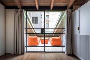 Gutman Balcony | 高档床上用品、记忆海绵床垫、办公桌、笔记本电脑工作区