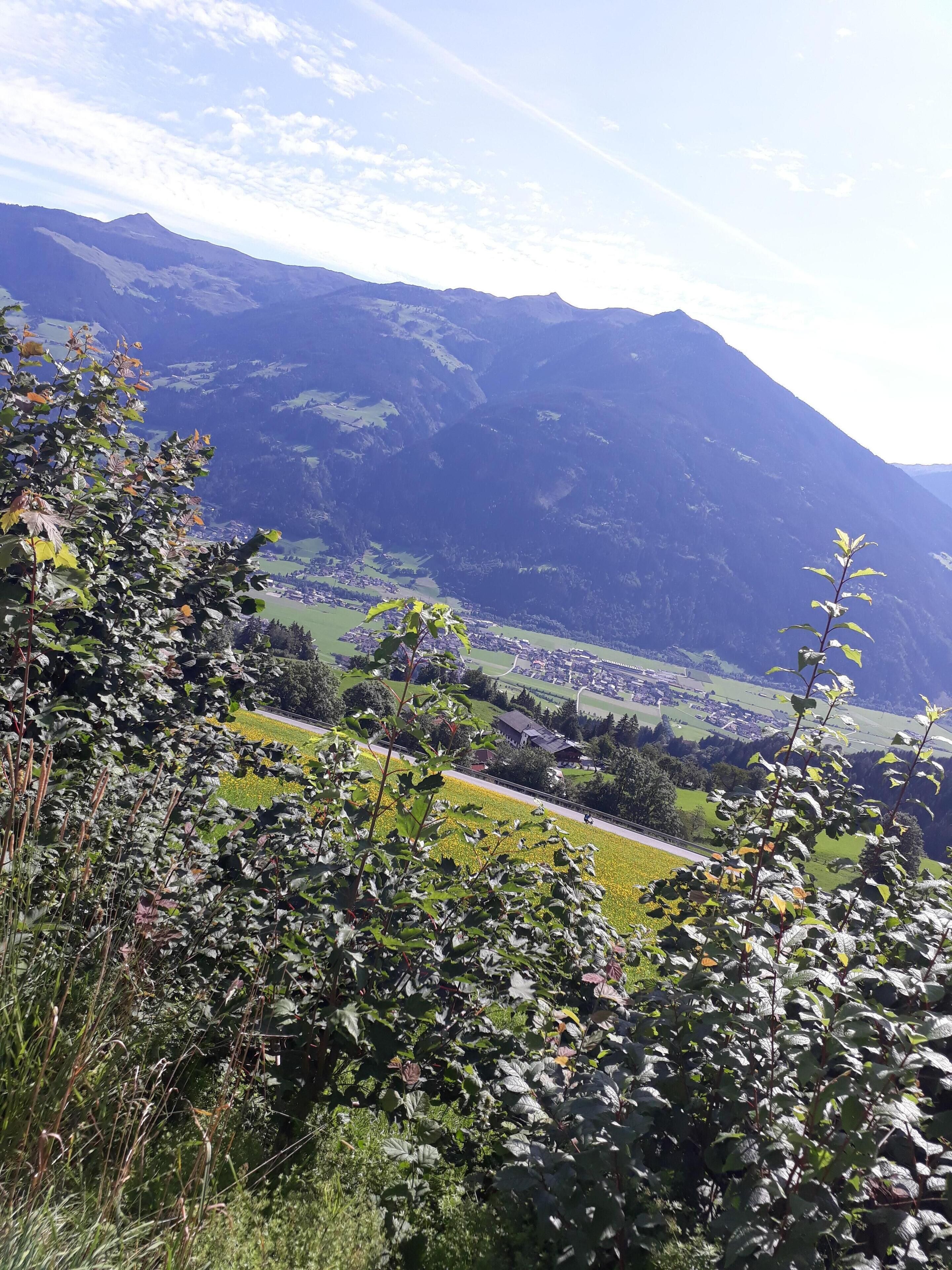 Un paysage montagneux avec un village situé dans la vallée.