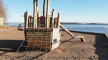 Una spiaggia nelle vicinanze