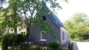 A house with a sloped roof, a window, and a door. - Vacation cottage near the harbor (Lauterbach)