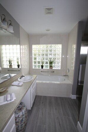 Bathtub, hair dryer, towels, soap - Southwest Florida Home Pool Fishing Biking Hiking Sun & Fun (Bokeelia)