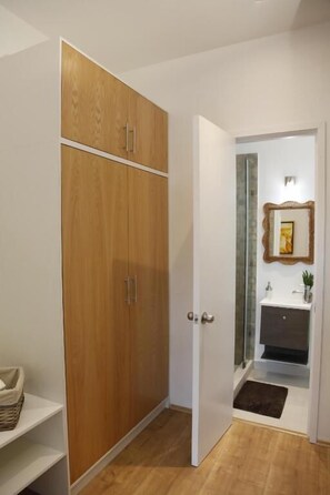 Ducha, artículos de higiene personal gratuitos y toallas
